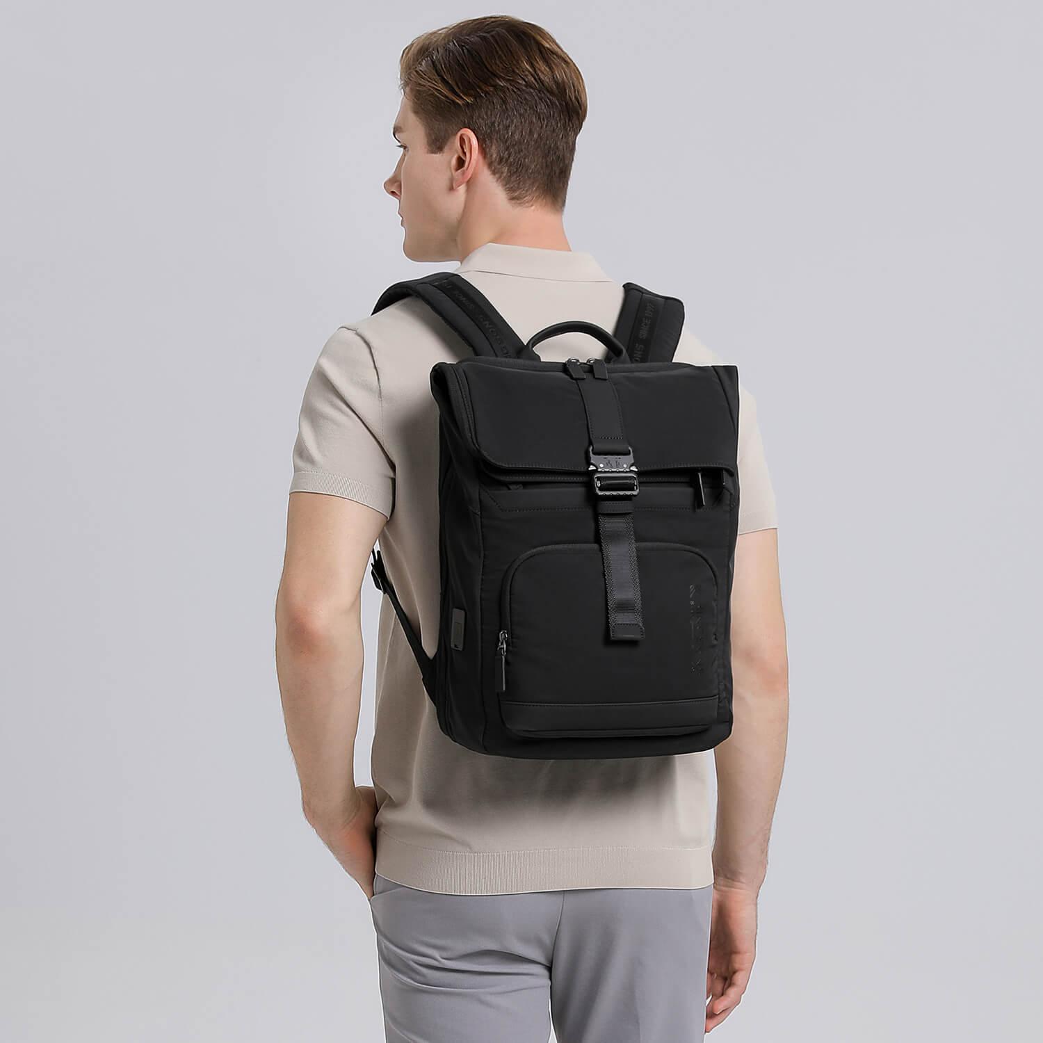 Model showcasing the Kingsons backpack KS3320w