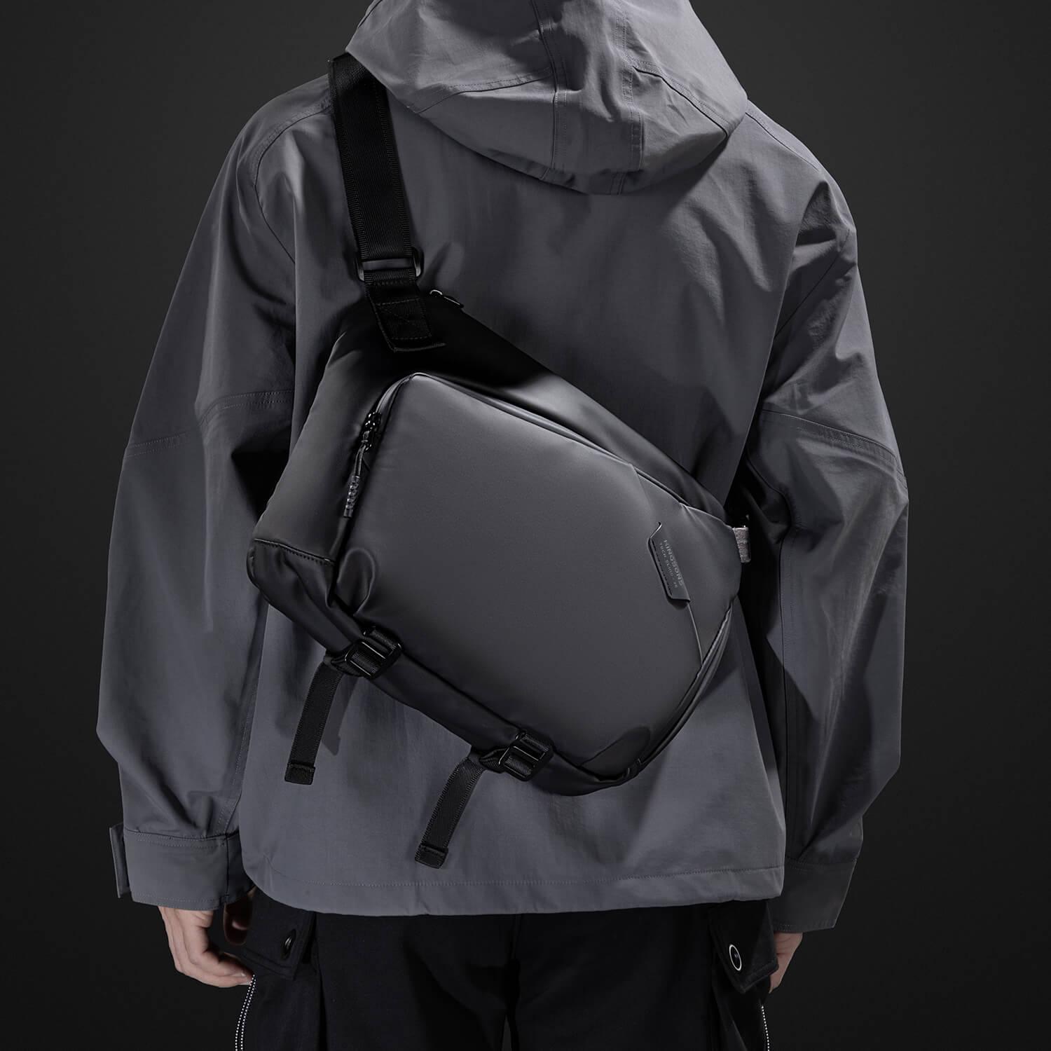 Model showcasing the Kingsons backpack ks3305w